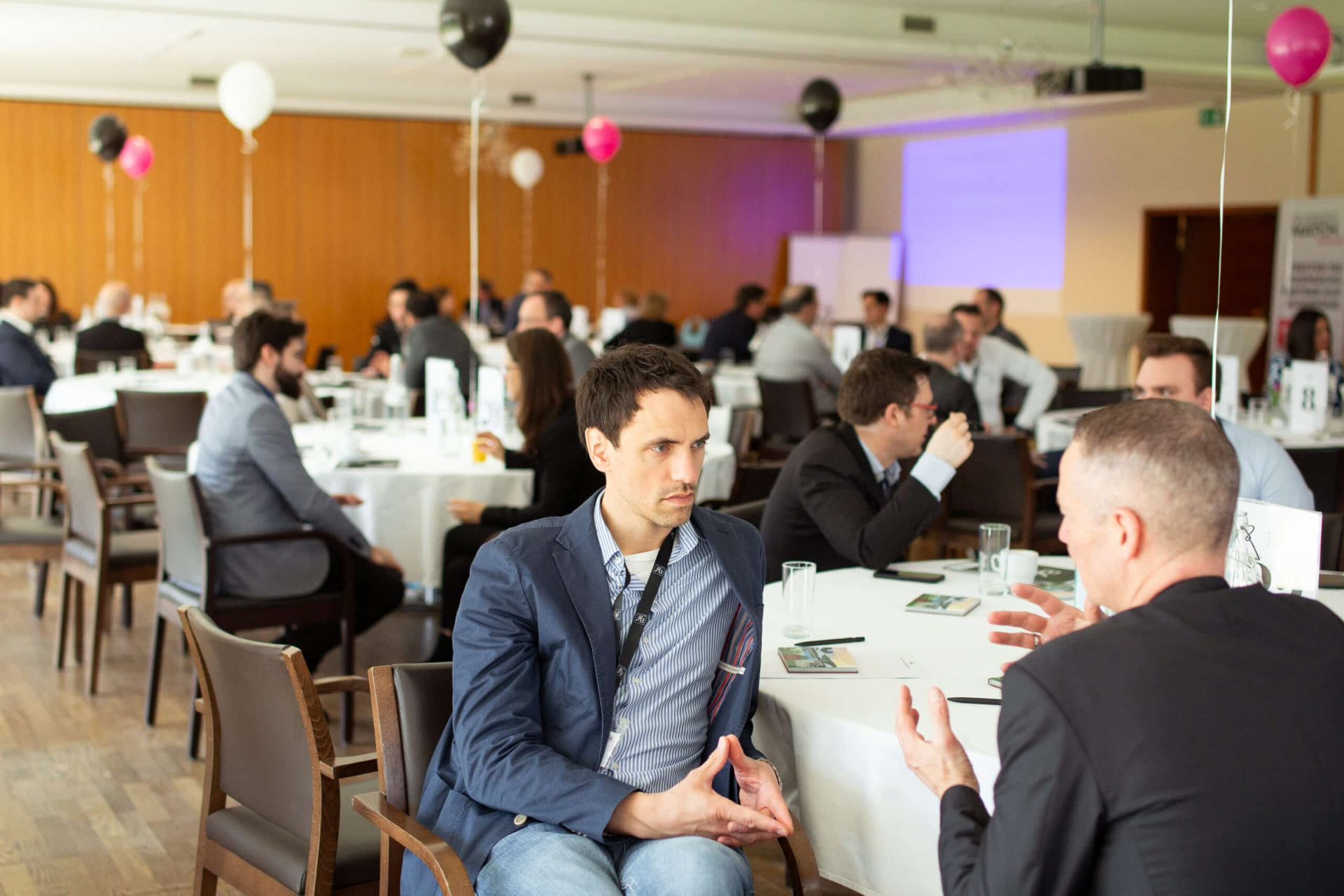 One-to-One-Meeting zweier Führungskräfte am Tisch